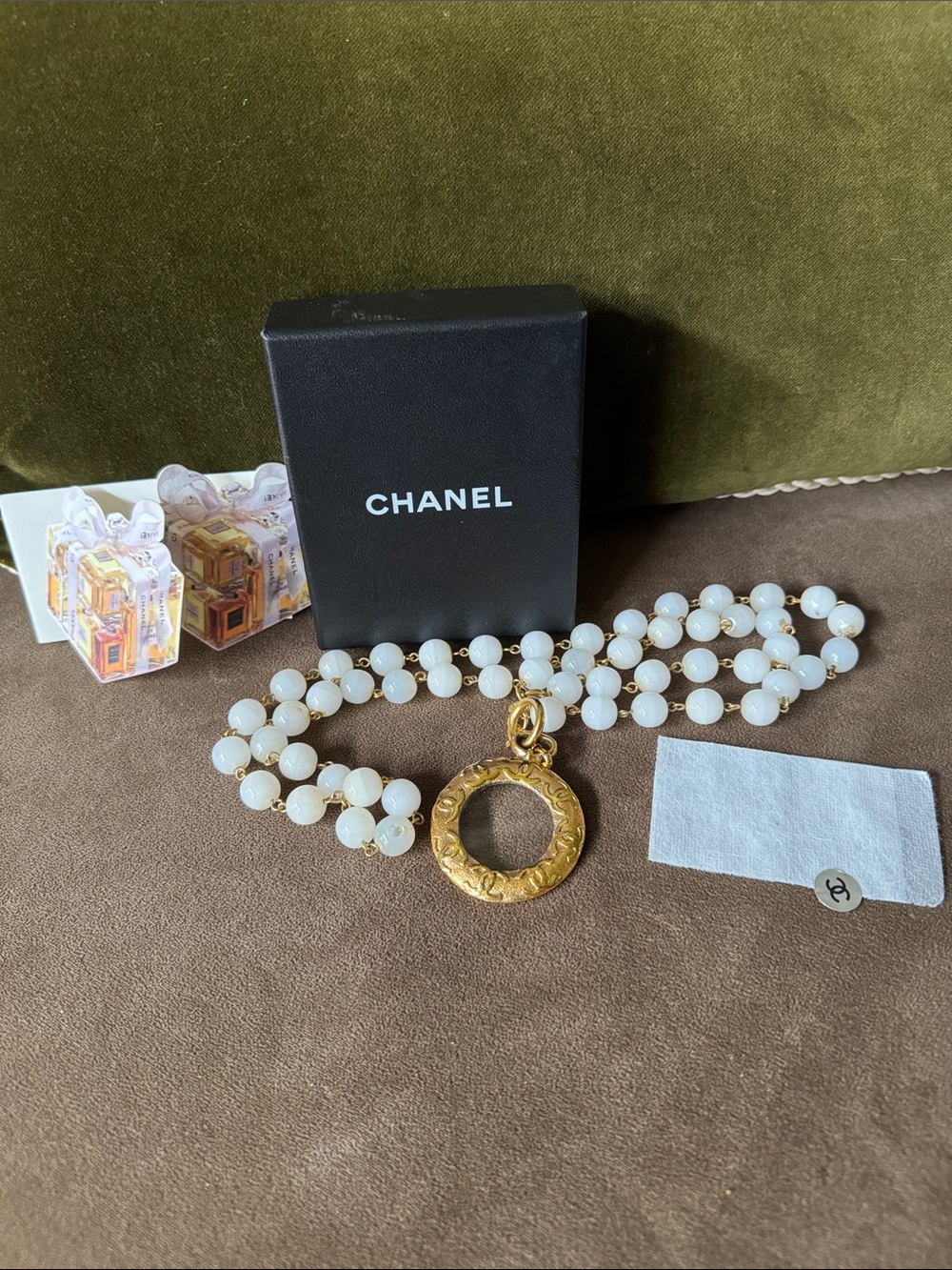 CHANEL White Bead Necklace with Gold Pendant Magnifier With Gift Box